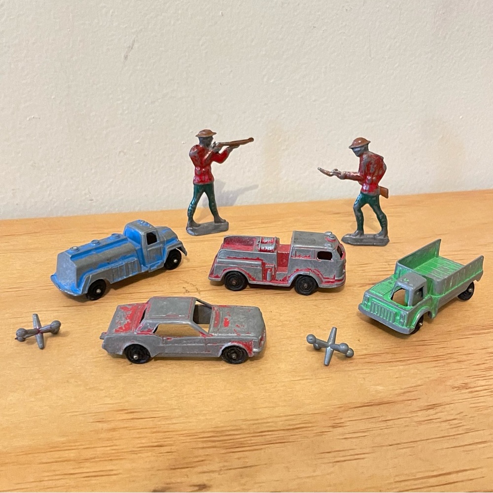 Vintage lot of metal cast tootsie toys trucks army men figurines